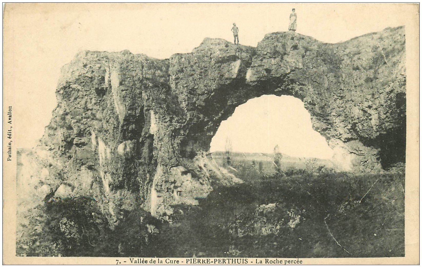 carte postale ancienne 89 PIERRE PERTHUIS. Personnages sur la Roche Percée