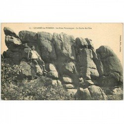 carte postale ancienne 89 QUARRE LES TOMBES. Homme assis sur la Roche des fées