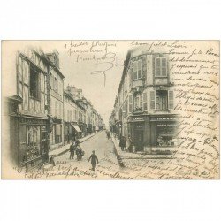 carte postale ancienne 89 SENS. Chaussures et Pharmacie Rue de la République 1903.