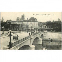 carte postale ancienne 89 SENS. Pont à l'Entrée de la Ville. Tampon Hospice