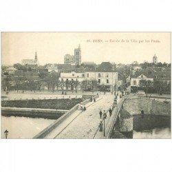 carte postale ancienne 89 SENS. Promeneurs sur Pont de l'Yonne Entrée de la Ville
