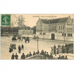 carte postale ancienne 89 TONNERRE. Ecole Communale des Filles 1912 avec revue Gendarmes Cavaliers