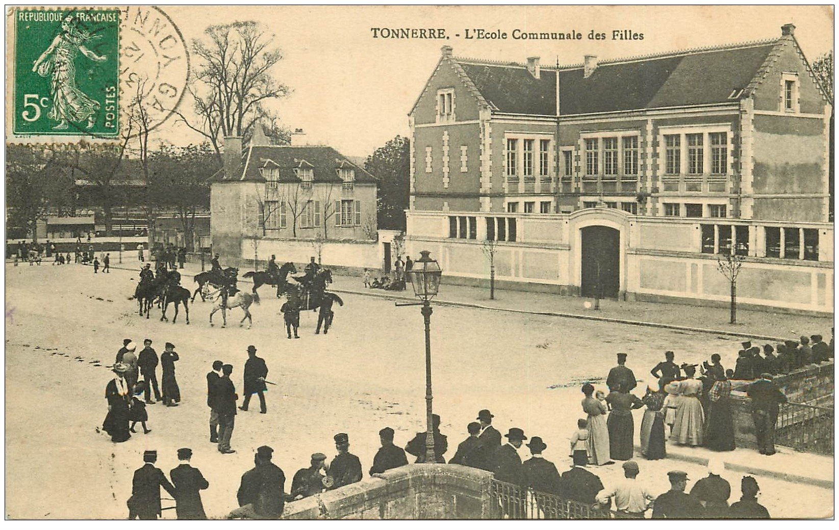 Tonnerre Ecole Communale Des Filles 1912 Avec Revue Gendarmes Cavaliers Tonnerre Ecole Communale Des Filles 1912 Avec Revue Gendarmes Cavaliers