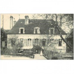 carte postale ancienne 89 TONNERRE. Maison du Chevalier d'Eon avec Jardinier