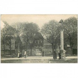 carte postale ancienne 89 VAULUISANT. Croix de Pierre et Porte Ancienne Abbaye