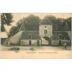 carte postale ancienne 89 VAULUISANT. Paysan à la Porte Ancienne Abbaye