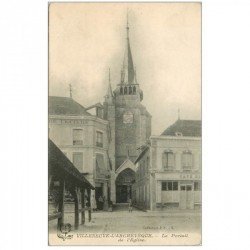 carte postale ancienne 89 VILLENEUVE L'ARCHEVÊQUE. Portail de l'Eglise et Café animation