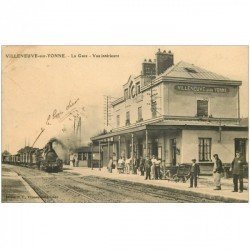 carte postale ancienne 89 VILLENEUVE SUR YONNE. La Gare avec Train locomotive à vapeur 1917. Pli coin gauche