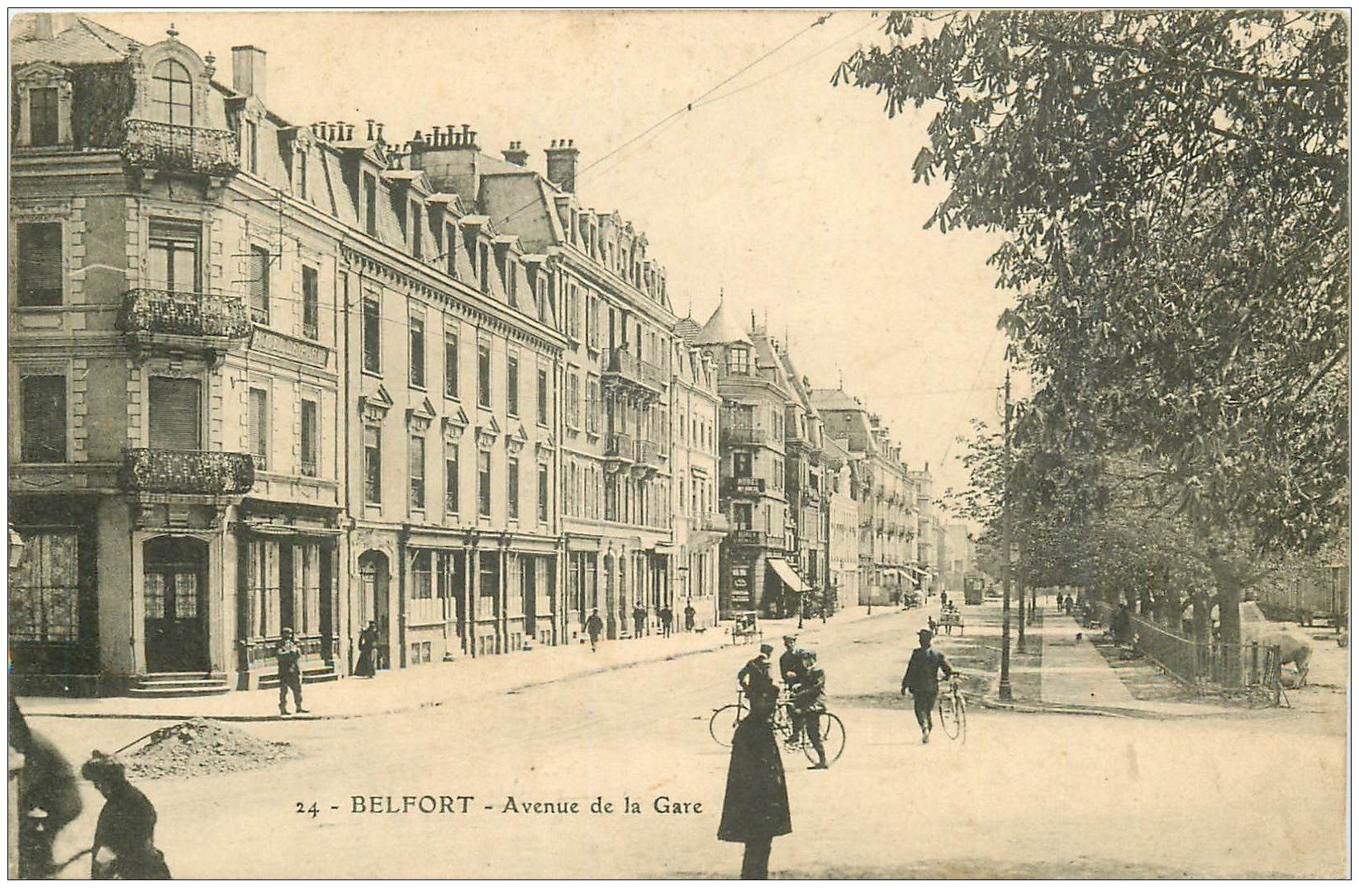 Ancienne tirelire à casser en barbotine forme poire