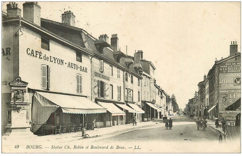 carte postale ancienne 01 BOURG. Statue Robin Boulevard de Brou 1915. Café de Lyon