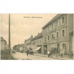 carte postale ancienne 90 DELLE. Cycliste et Tracteur Moissonneuse devant l'Hôtel du Nord