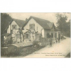 carte postale ancienne 90 RECHESY. Cycliste devant le Café de la Frontière 1918