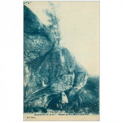 carte postale ancienne 91 BOIGNEVILLE. Personnage sous la Masse de Rochers suspendus