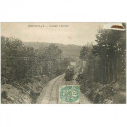 carte postale ancienne 91 BONNEVAUX. Passage à niveau d'un Train avec locomotive à vapeur de Gironville à Essonne 1907