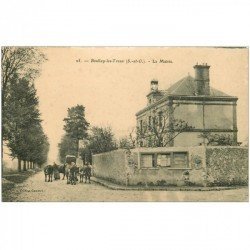 carte postale ancienne 91 BOULLAY LES TROUX. Paysannes et Vaches devant la Mairie