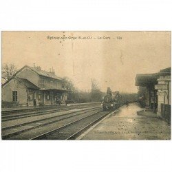 91 EPINAY-SUR-ORGE. Train avec Locomotive entrant en Gare