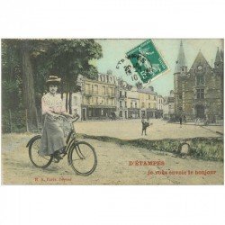 carte postale ancienne 91 ETAMPES. La Poste, un Facteur et Femme à bicyclette 1910. Carte montage