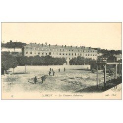 carte postale ancienne 14 LISIEUX. Militaires parcours du Combattant Cour Caserne Delaunay