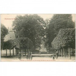 carte postale ancienne 91 FONTENAY LES BRIIS. Ecoliers à l'Entrée du Château 1908