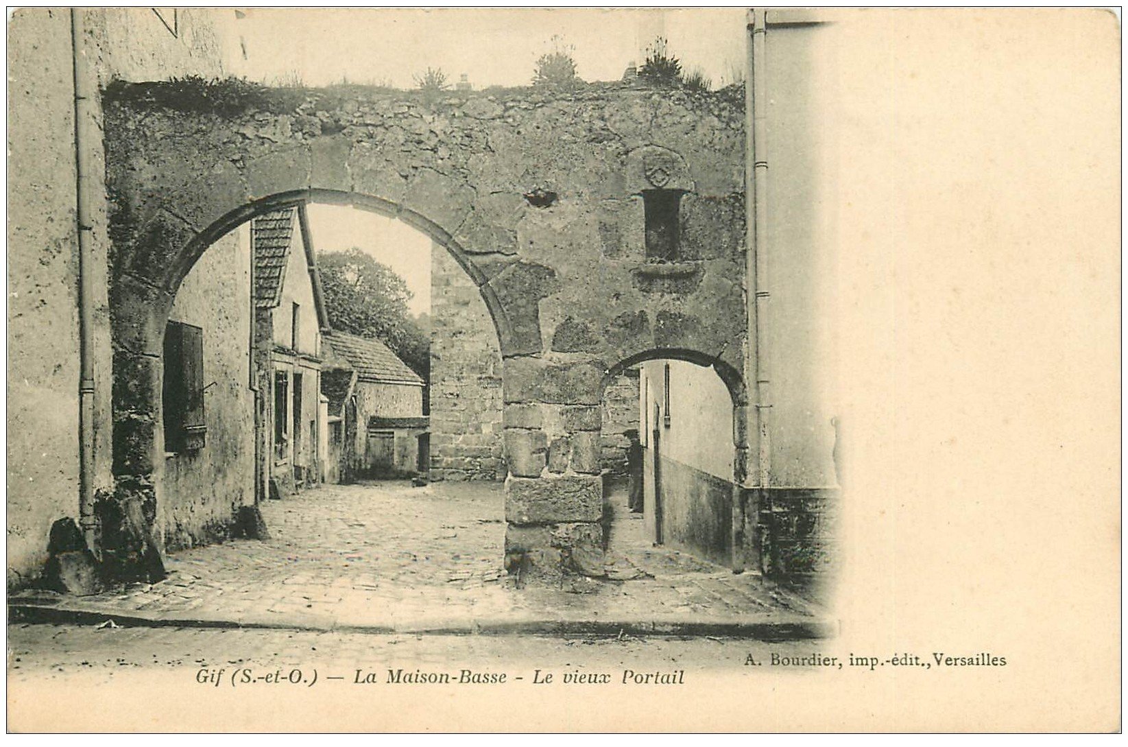 carte postale ancienne 91 GIF SUR YVETTE. Vieux Portail de la Maison Basse vers 1900