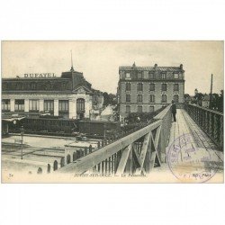 carte postale ancienne 91 JUVISY SUR ORGE. Passerelle sur Gare avec Train et magasin Dufayel 1916