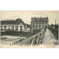 carte postale ancienne 91 JUVISY SUR ORGE. Passerelle sur Gare avec Train et magasin Dufayel 1916