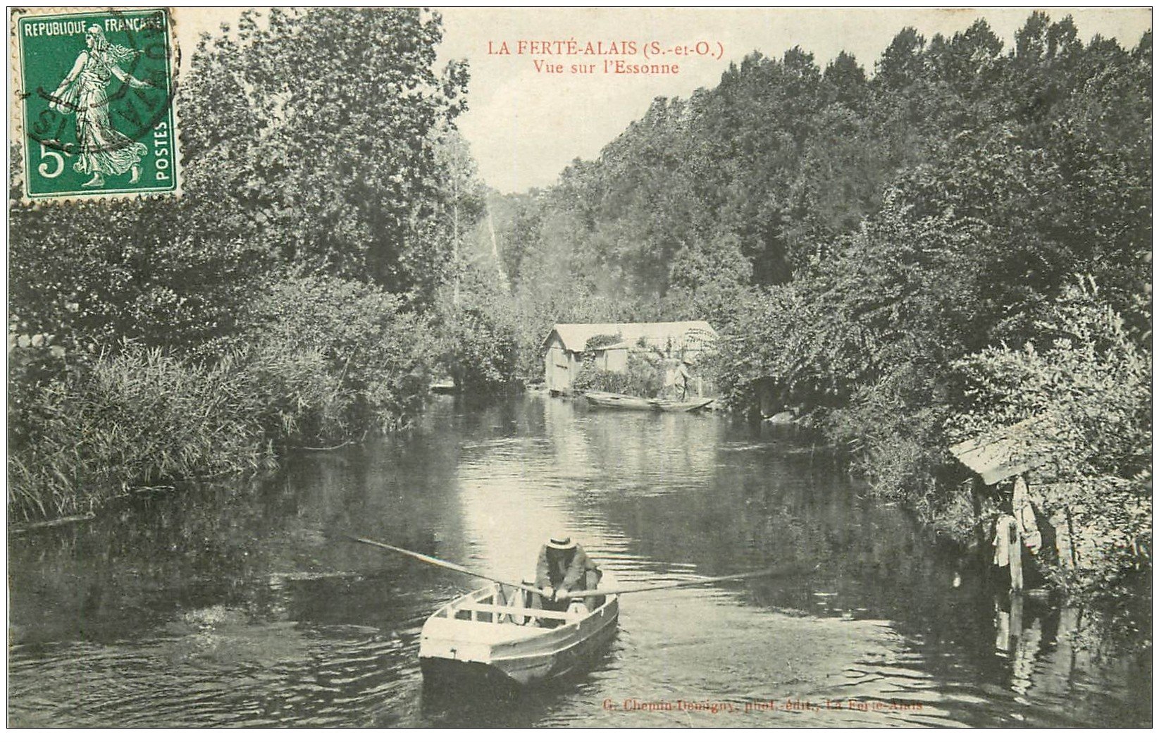 carte postale ancienne 91 LA FERTE ALAIS. Rameur en barque sur l'Essonne 1909