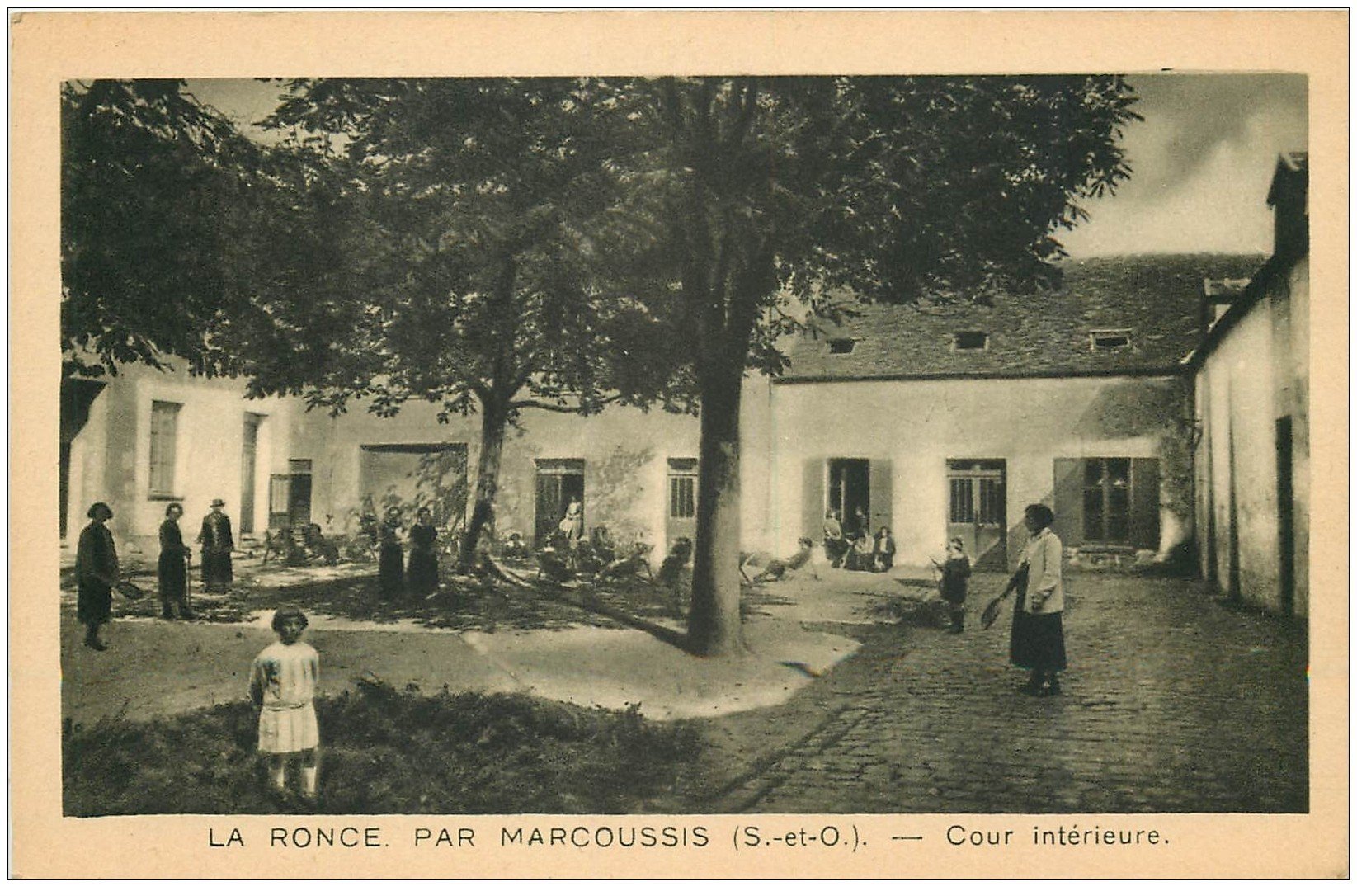 carte postale ancienne 91 LA RONCE PAR MARCOUSSIS. Cour intérieure