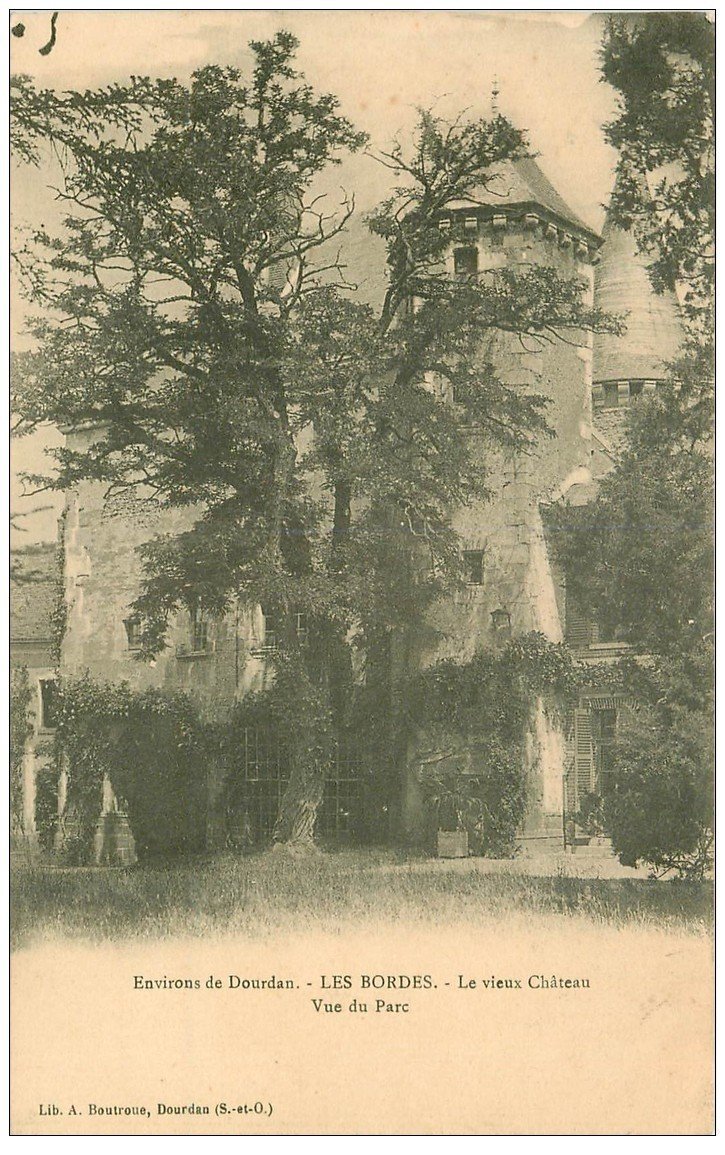 carte postale ancienne 91 LES BORDES. Le Vieux Château et le Parc vers 1900