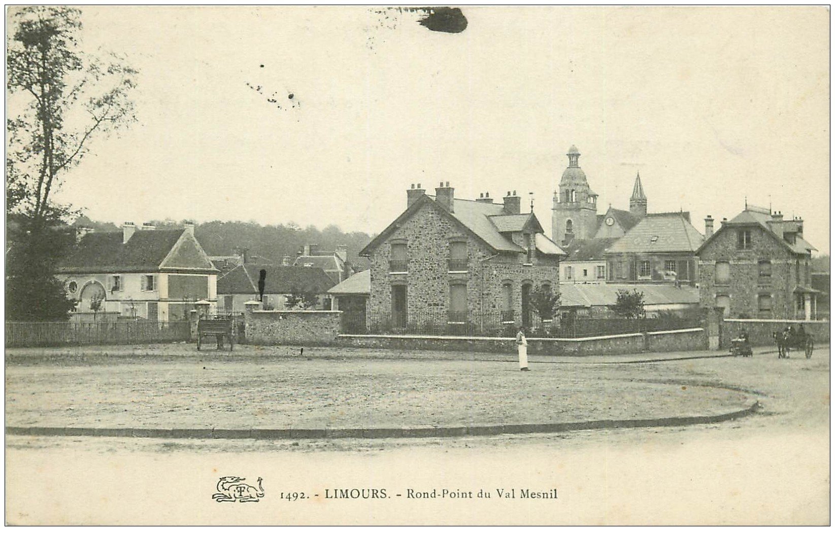 carte postale ancienne 91 LIMOURS. Rond Point du Val Mesnil animation