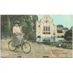 carte postale ancienne 91 MEREVILLE. Femme en vélo face au Moulin. Montage suréaliste