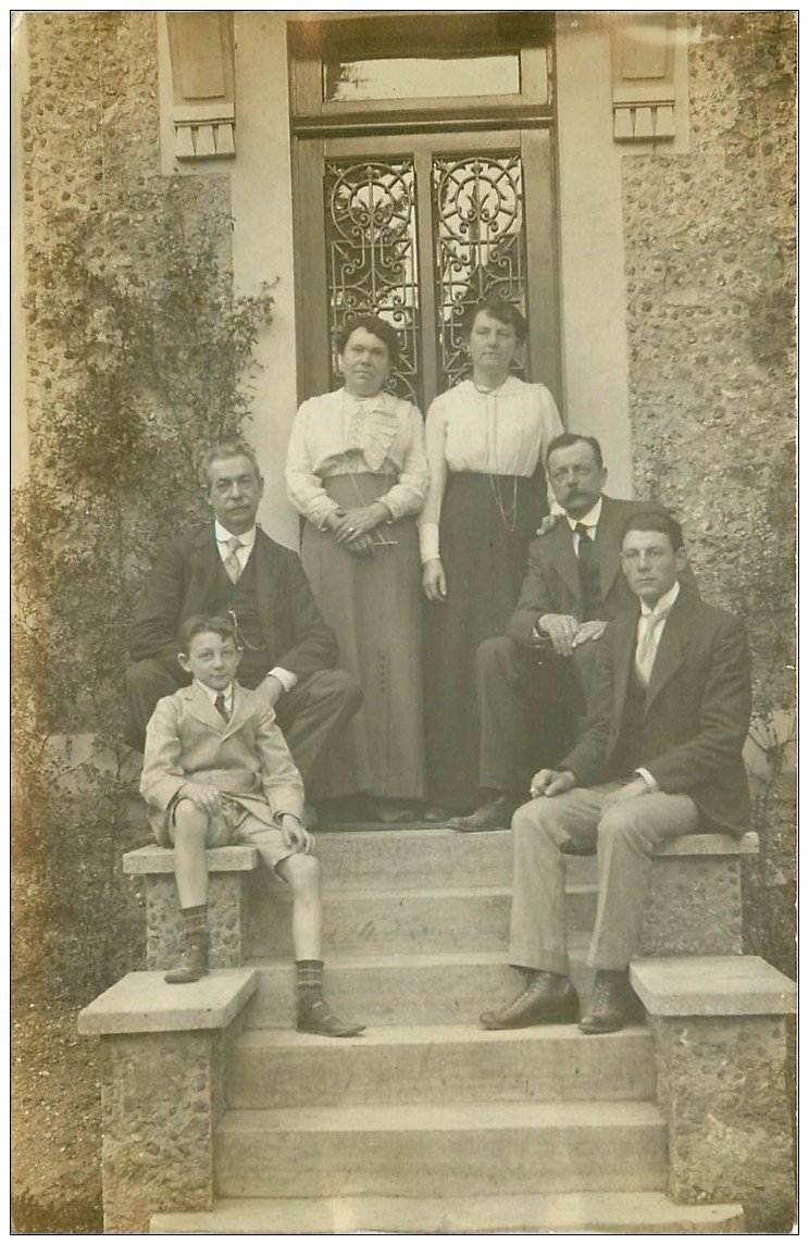 91 MONTGERON. Rare Photo Carte Postale d'une Famille sur le Perron Westelinel vers 1911