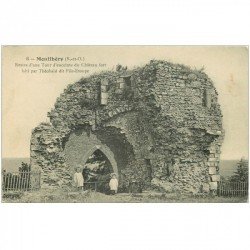 carte postale ancienne 91 MONTLHERY. Enfants devant les restes d'une Tour d'enceinte du Château Fort 1910