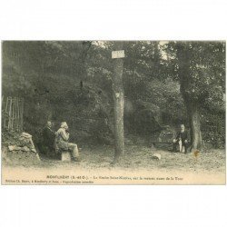 carte postale ancienne 91 MONTLHERY. Vieillards assis à la Roche Saint Nicolas 1908