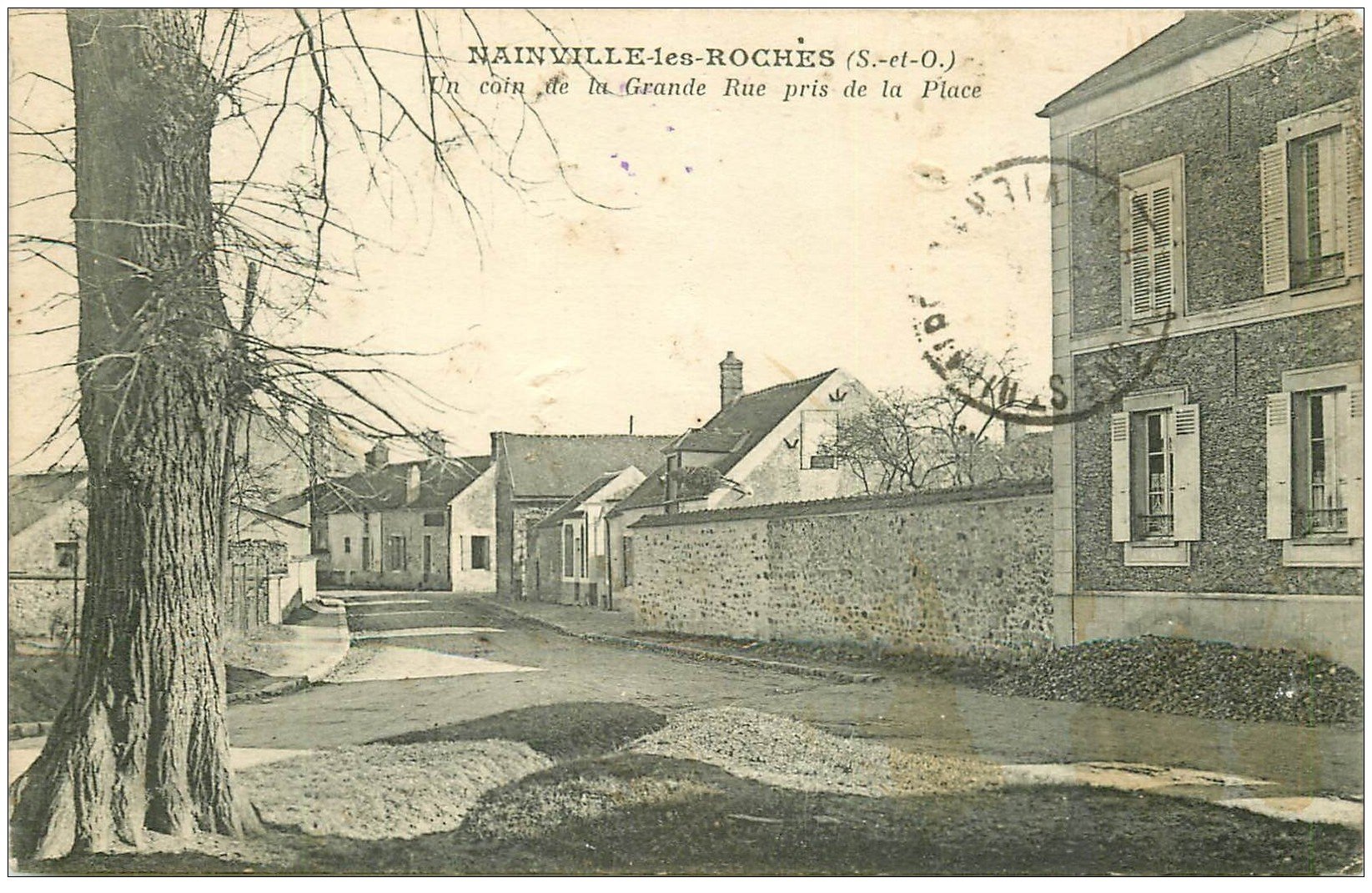 carte postale ancienne 91 NAINVILLE LES ROCHES. La Grande Rue prise de la Place 1923
