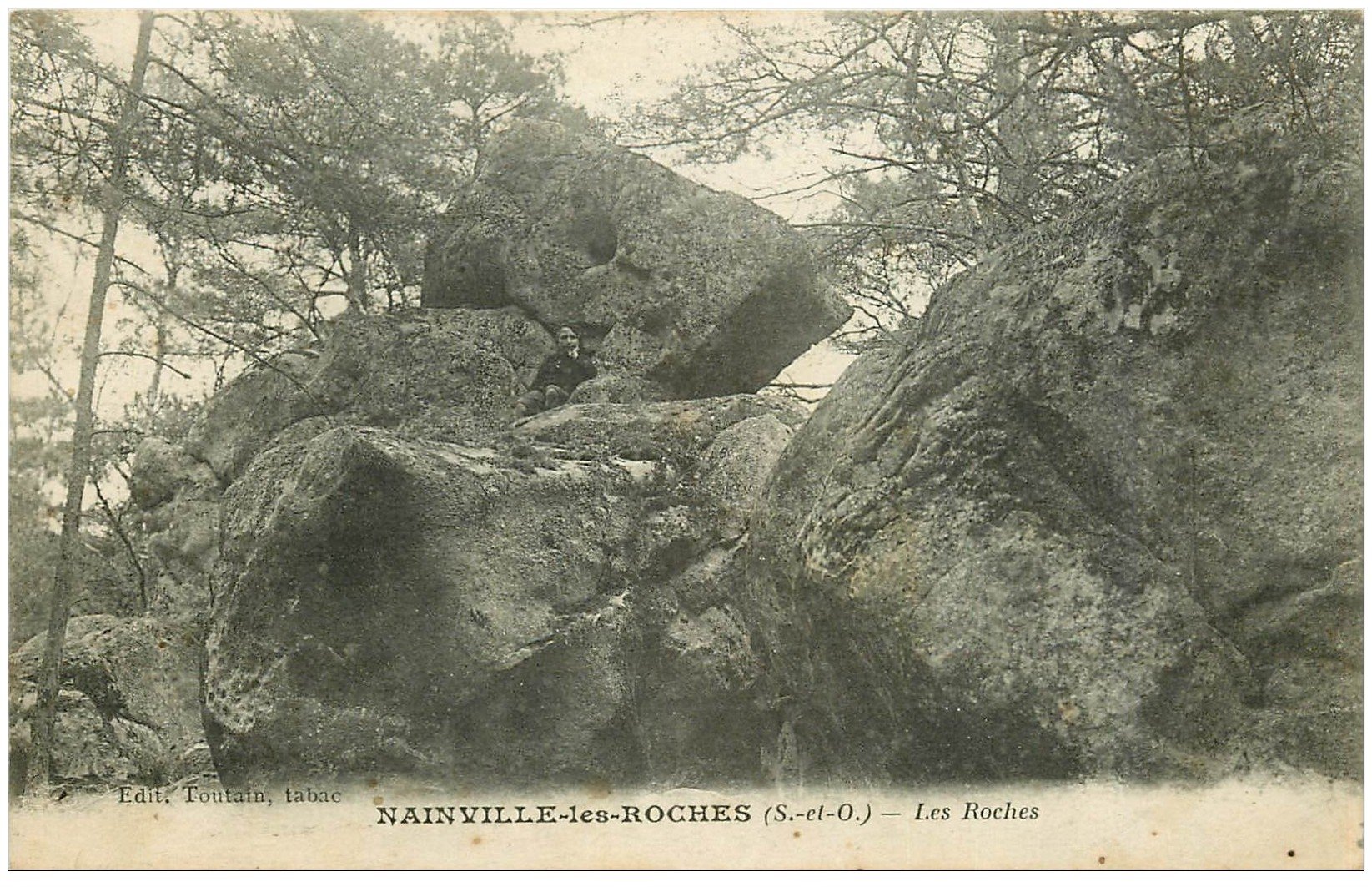 carte postale ancienne 91 NAINVILLE LES ROCHES. Personnage sur les Roches