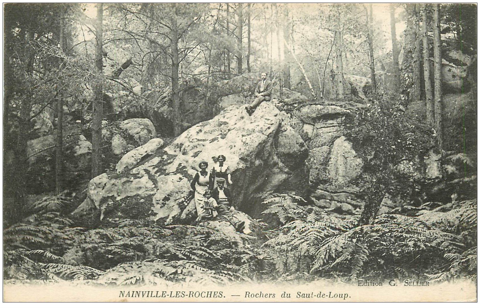 carte postale ancienne 91 NAINVILLE LES ROCHES. Personnages sur Rochers du Saut de Loup 1919