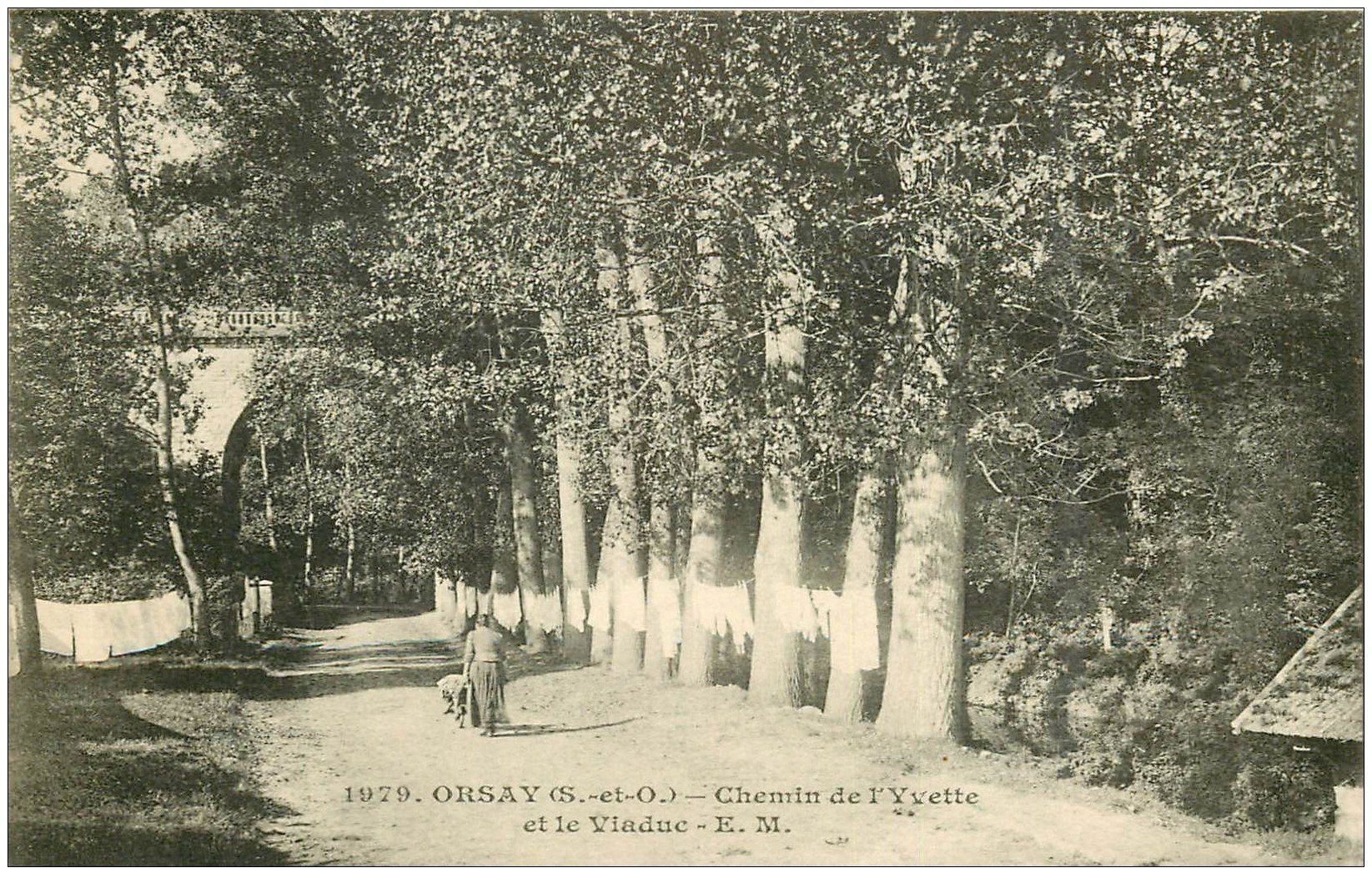 carte postale ancienne 91 ORSAY. Chemin de l'Yvette et Viaduc Lavandière avec brouette 1923