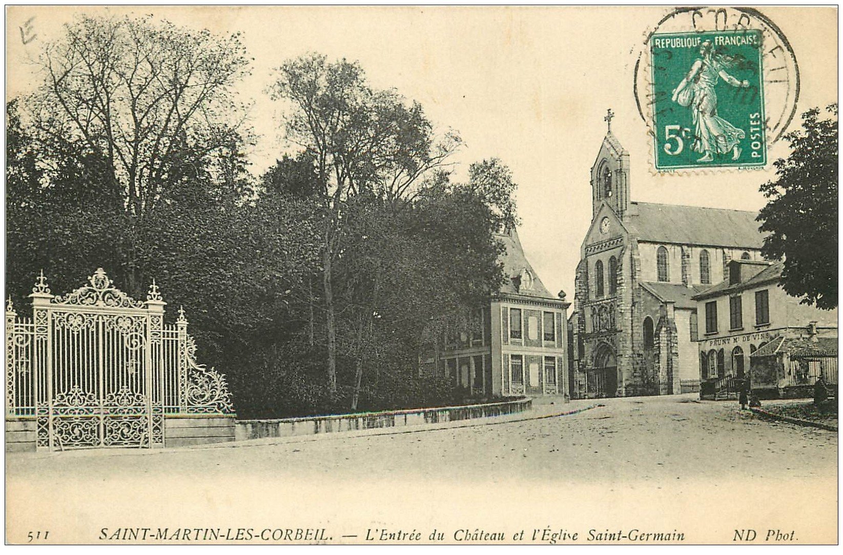 carte postale ancienne 91 SAINT MICHEL LES CORBEIL. Entrée du Château et l'Eglise. Commerce de vins Prunt
