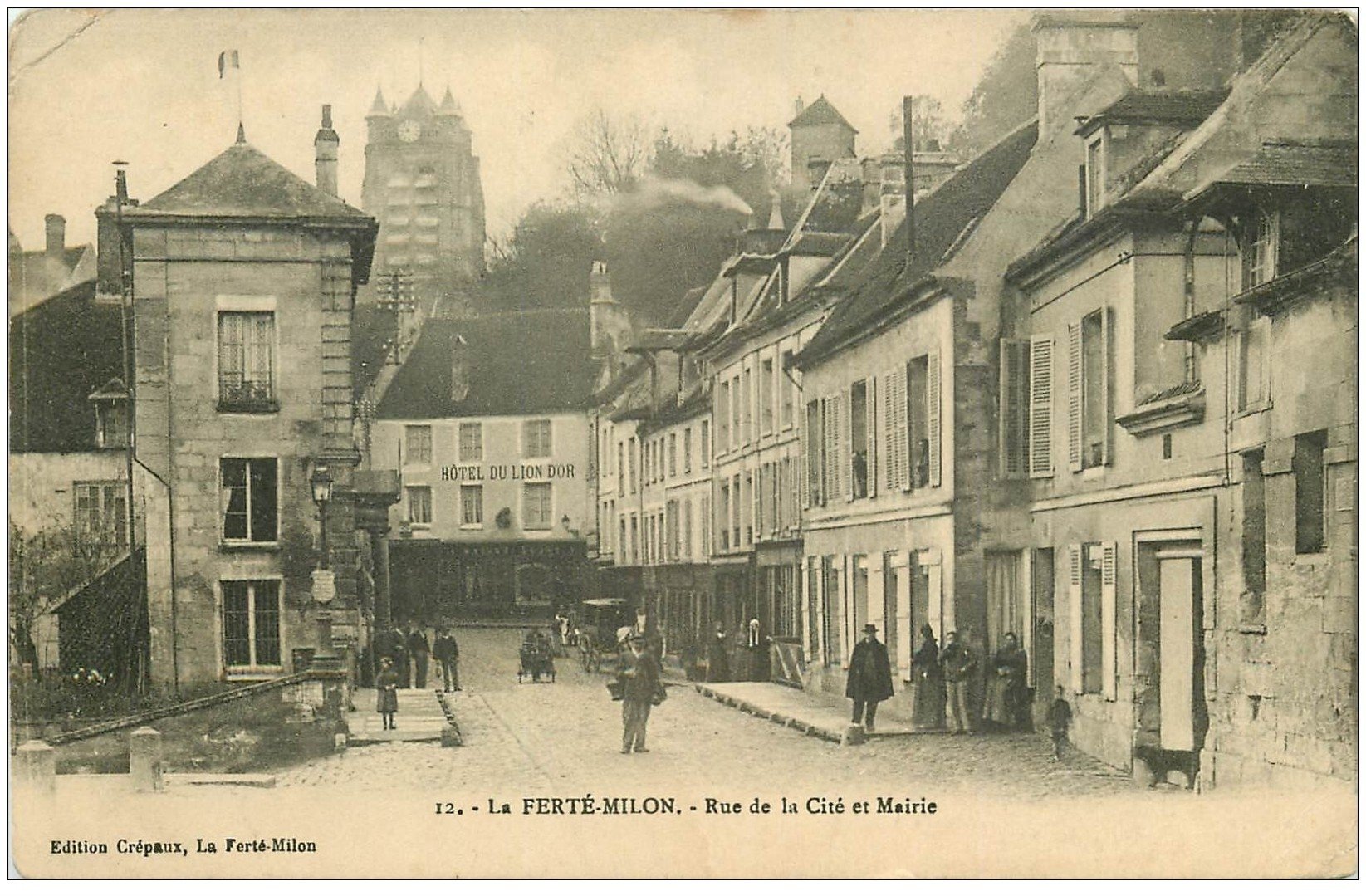 carte postale ancienne 02 LA FERTE-MILON. Mairie et Rue de la Cité 1914. Hôtel du Lion d'Or