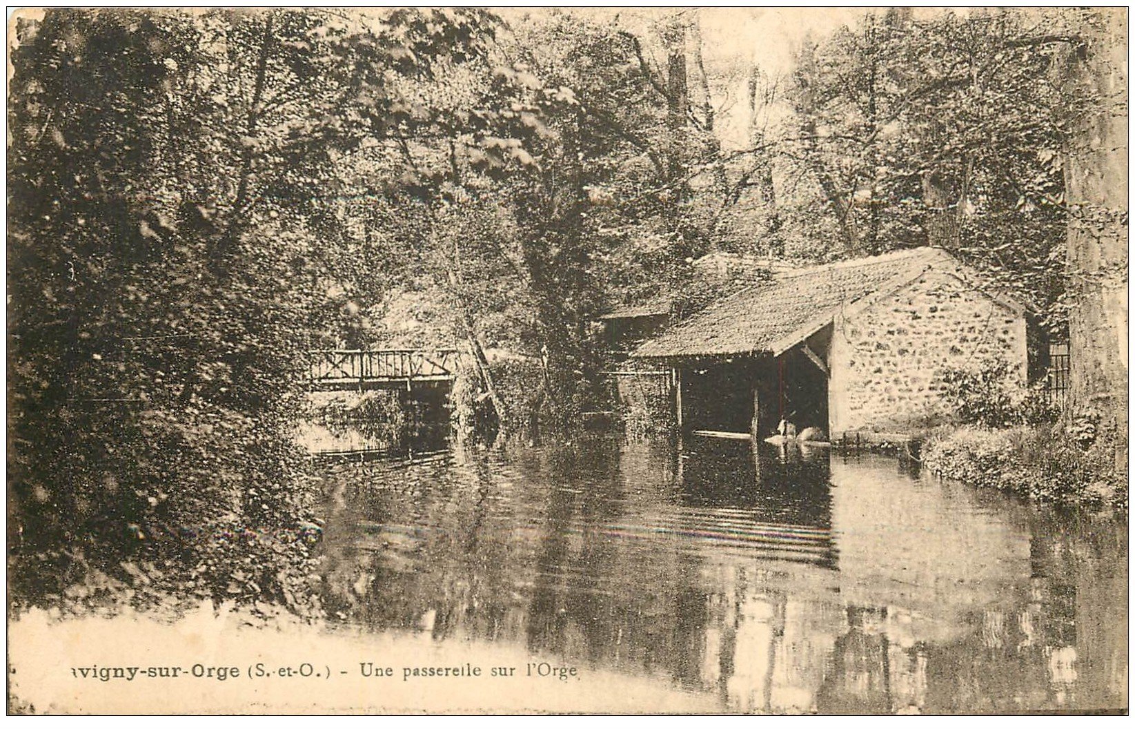 carte postale ancienne 91 SAVIGNY-SUR-ORGE. Lavoir et Passerelle sur l'Orge avec Laveuse Lavandière