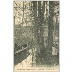 carte postale ancienne 91 SAVIGNY-SUR-ORGE. Lavoir sur l'Yvette belle animation