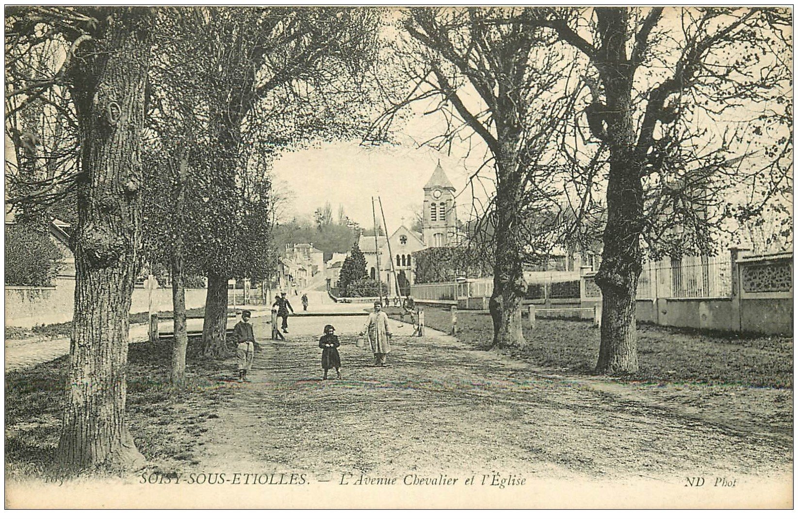 carte postale ancienne 91 SOISY SOUS ETIOLLES. Avenue Chevalier et Eglise