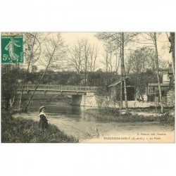 carte postale ancienne 91 VARENNES JARCY. Le Pont avec enfant Bord de l'Orge 1910