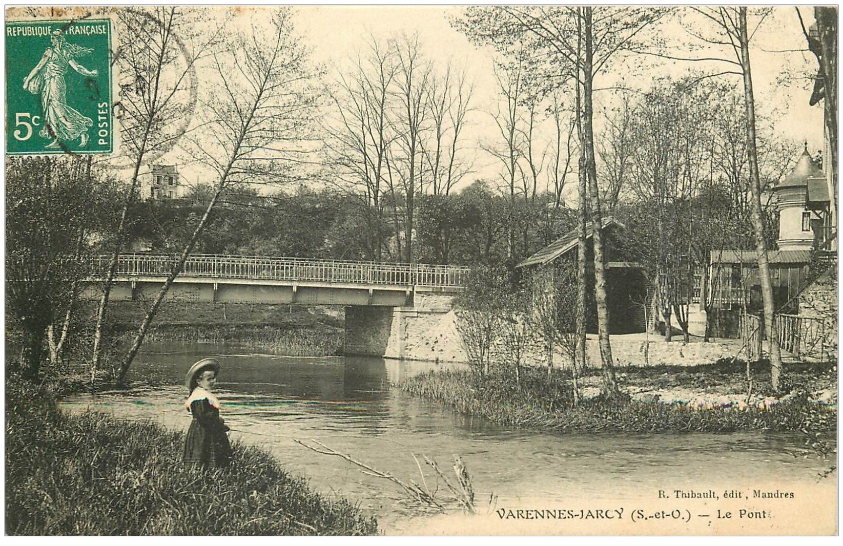 carte postale ancienne 91 VARENNES JARCY. Le Pont avec enfant Bord de l'Orge 1910