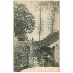 carte postale ancienne 91 VERRIERES LE BUISSON. Le Lavoir avec Lavandière et le petit Pont 1907