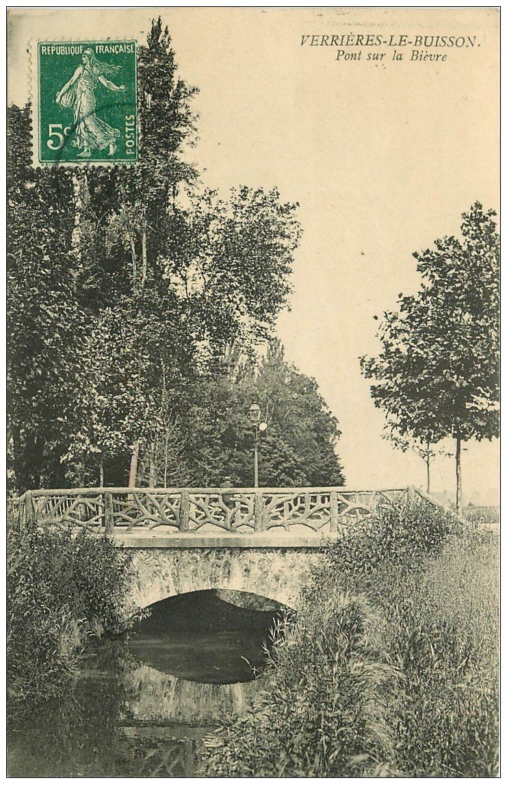 carte postale ancienne 91 VERRIERES LE BUISSON. Pont sur la Bièvre animation