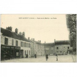 carte postale ancienne 91 VERT LE PETIT. Café de la Poste Place de la Mairie Epicerie Mercerie