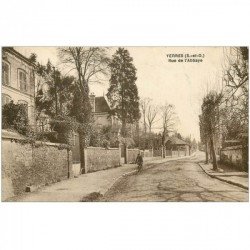 carte postale ancienne 91 YERRES. Cycliste rue de l'Abbaye 1929