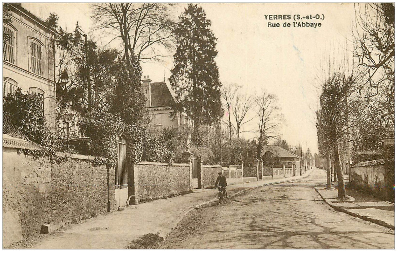 carte postale ancienne 91 YERRES. Cycliste rue de l'Abbaye 1929